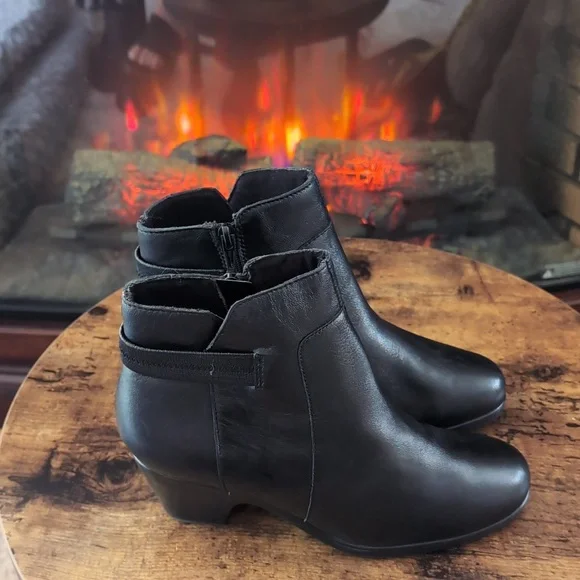 Clarks boots - Picture 2 of 7